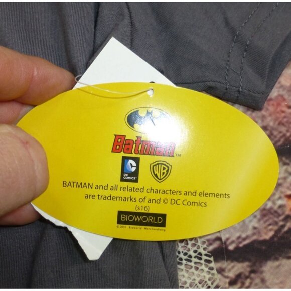 NWT Batman Graphic Tee Detachable Cape XL Shirt Cosplay Bat Belt - Picture 5 of 11